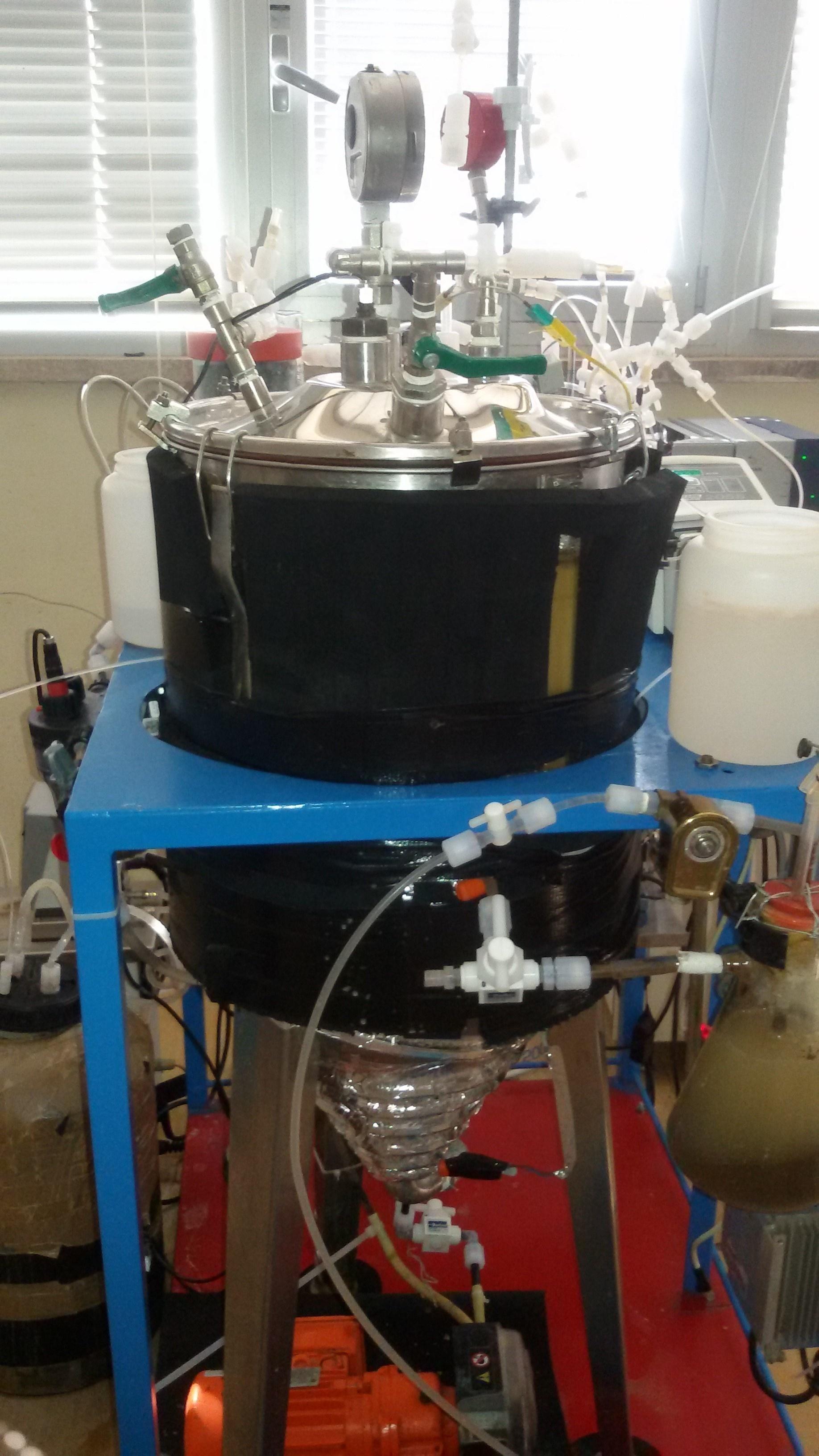 Fermenter with manometer and several inlet and outlet valves.