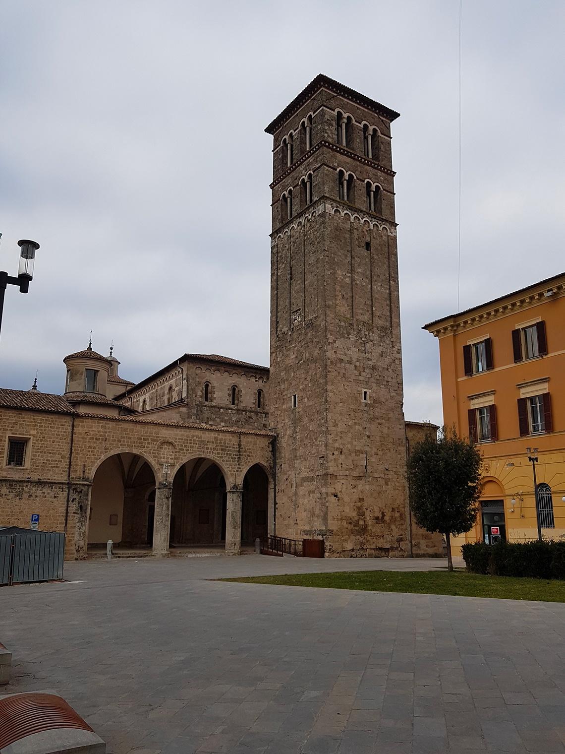 Vista del Campanile e del porticato di accesso alla Cattedrale da piazza Cesare Battisti oggetto di precedenti studi da parte di ENEA e Dipartimento di Ingegneria Strutturale e Geotecnica università Sapienza.