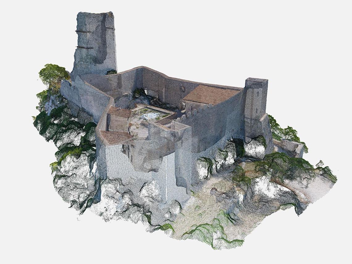Rappresentazioni digitali della Rocca Janula nello stato attuale. La rocca si presenta addossata ad uno sperone di roccia, con pianta a perimetro trapezioidale con alte mura e tre torri. 