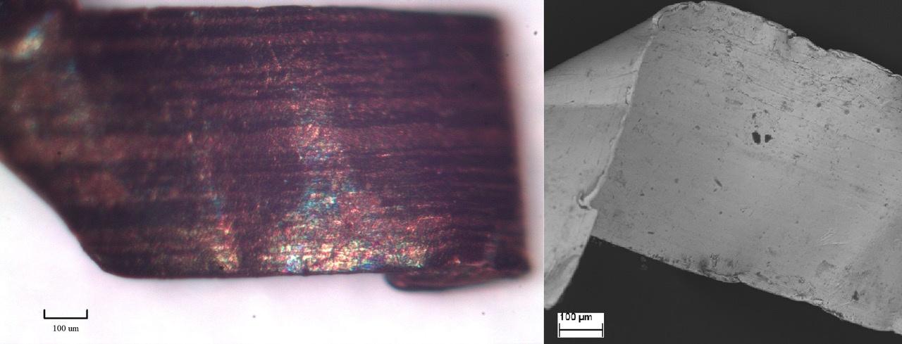 La figura mostra a sinistra in dettaglio di lamina metallica al microscopio ottico, a sinistra al microscopio elettronico. In entrambe le immagini si rilevano le striature parallele alla lunghezza della lamina, dovute alla trafilatura.