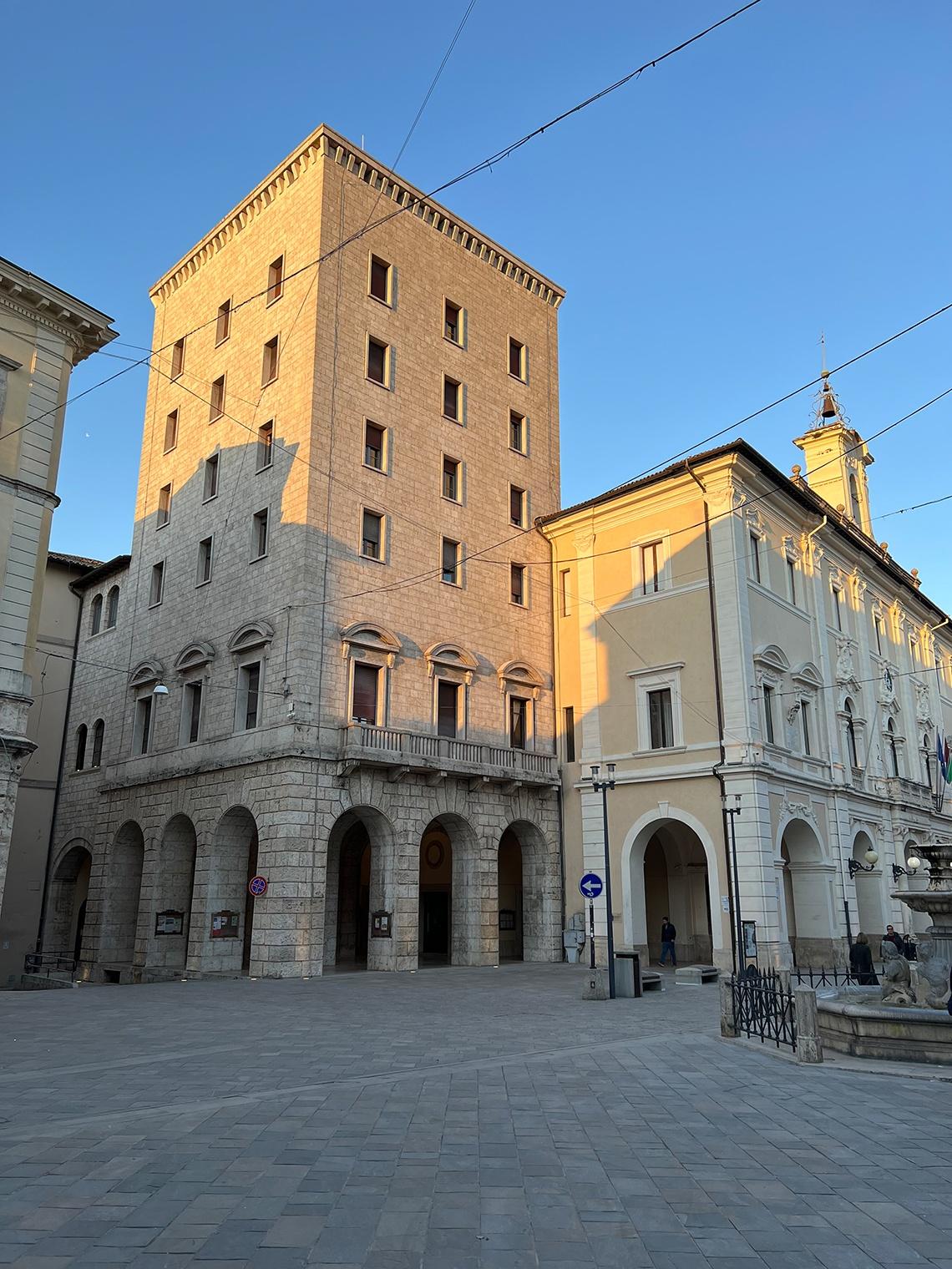 Vista della Torre Civica da piazza Vittorio Emanuele II dove è attivo un sistema di monitoraggio del Dipartimento di Ingegneria Strutturale e Geotecnica università Sapienza.
