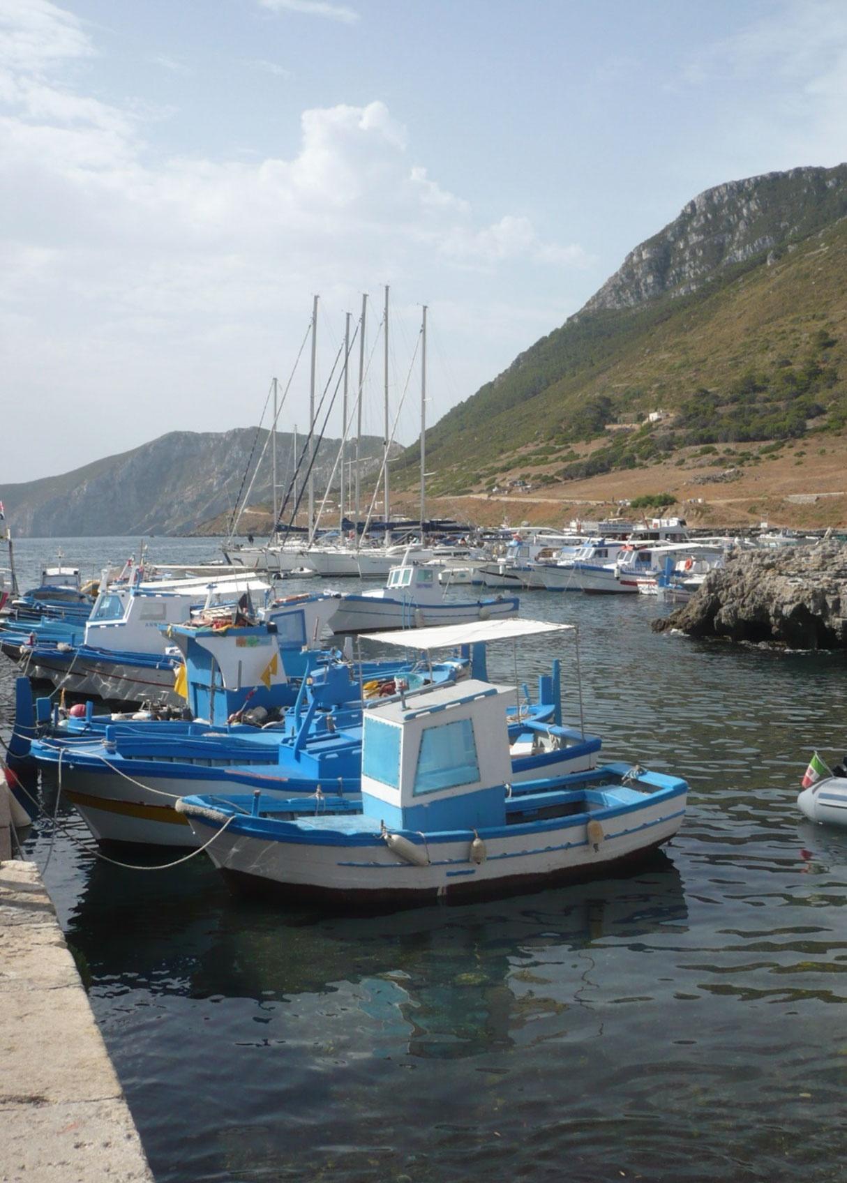 Imbarcazioni da pesca e da diporto nel porticciolo di Marettimo (TP) 