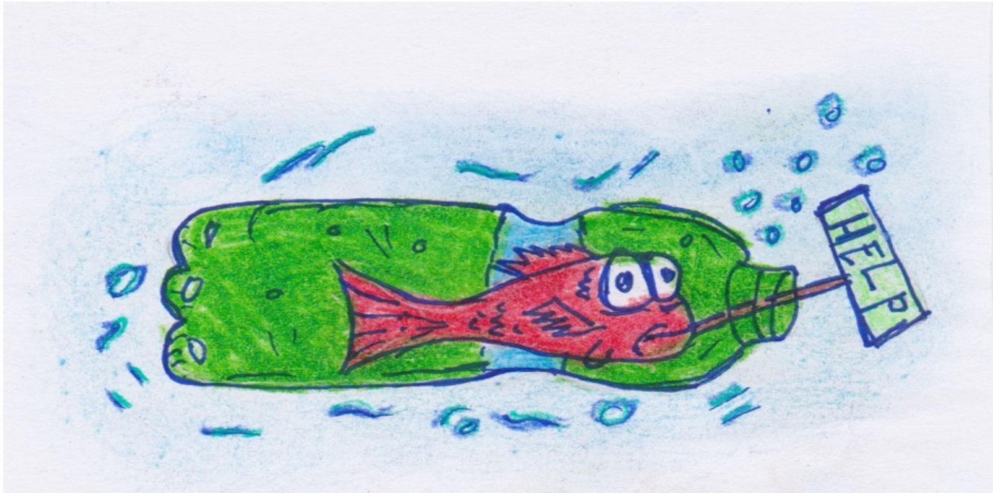 Il disegno raffigura un pesce spaventato, rimasto intrappolato in una bottiglia di plastica, che tiene in bocca un cartello con la scritta “HELP”