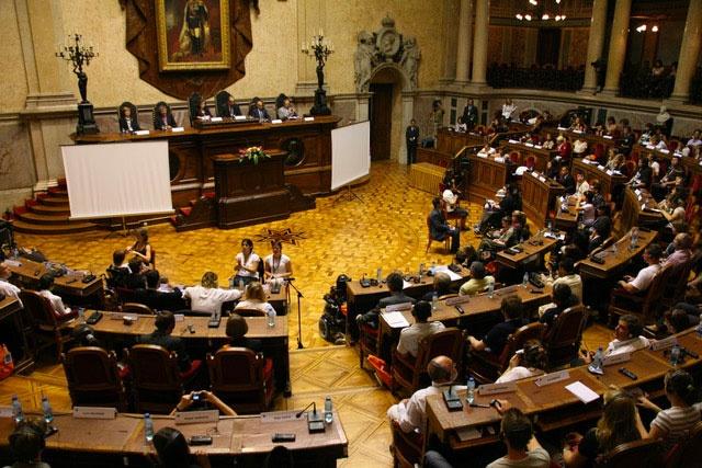 L'immagine mostra giovani delegati con e senza bisogni educativi speciali che discutono il valore dell'istruzione inclusiva con i responsabili politici nel Parlamento portoghese. Si tratta di un evento organizzato dall'Agenzia nel 2007 in collaborazione con il Ministero dell'Istruzione portoghese. Ha portato alla Dichiarazione di Lisbona - Punti di vista dei giovani sull'istruzione inclusiva.