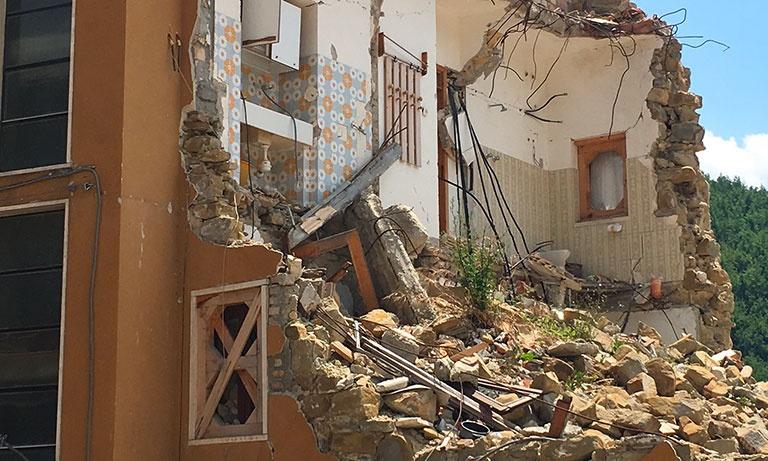 casa distrutta dal terremoto